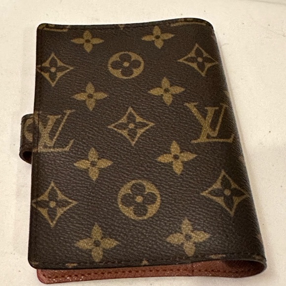 Louis Vuitton agenda with unbranded paper to start your journey. - Picture 2 of 12